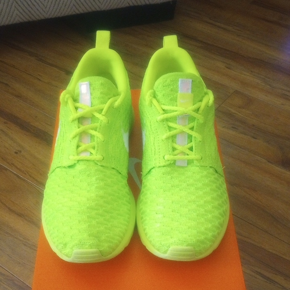 Nike Women's Roshe Size 7.5 Bright Lime Sneakers